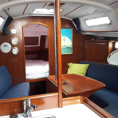 Boat At - Seehund * Lissabon